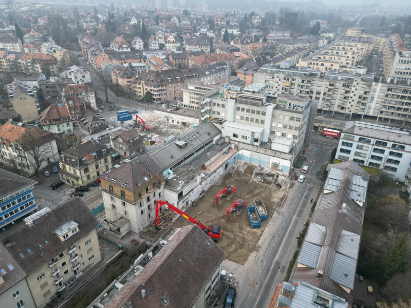 Aktuelle Drohnenaufnahme der Rückbauarbeiten auf dem Meinen-Areal (Anfang März 2023), Blickrichtung gegen Westen. Im Vordergrund das Areal Meinen Nord und die Gartenstrasse, im Hintergrund das bereits rückgebaute Areal Meinen-Süd. (Bild: Halter AG) 